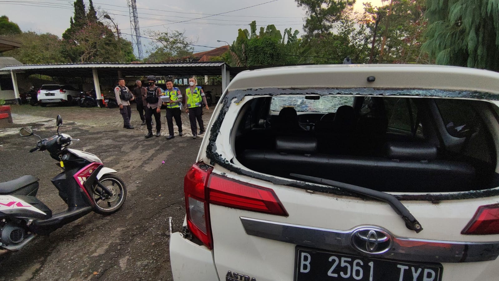 Mobil WNA Tabrak Lari di Jalan Raya Puncak