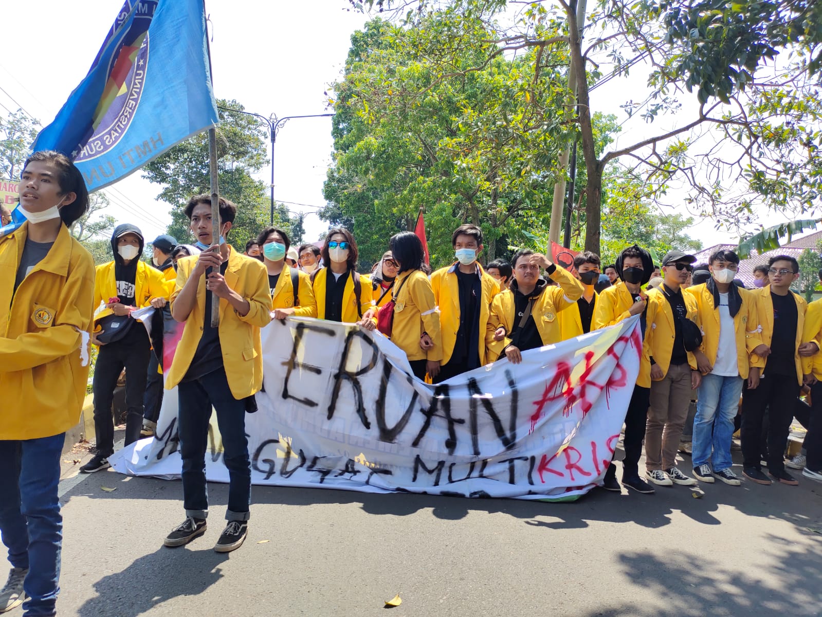 Ratusan Mahasiswa Gelar Aksi Unjuk Rasa di Gedung DPRD Cianjur