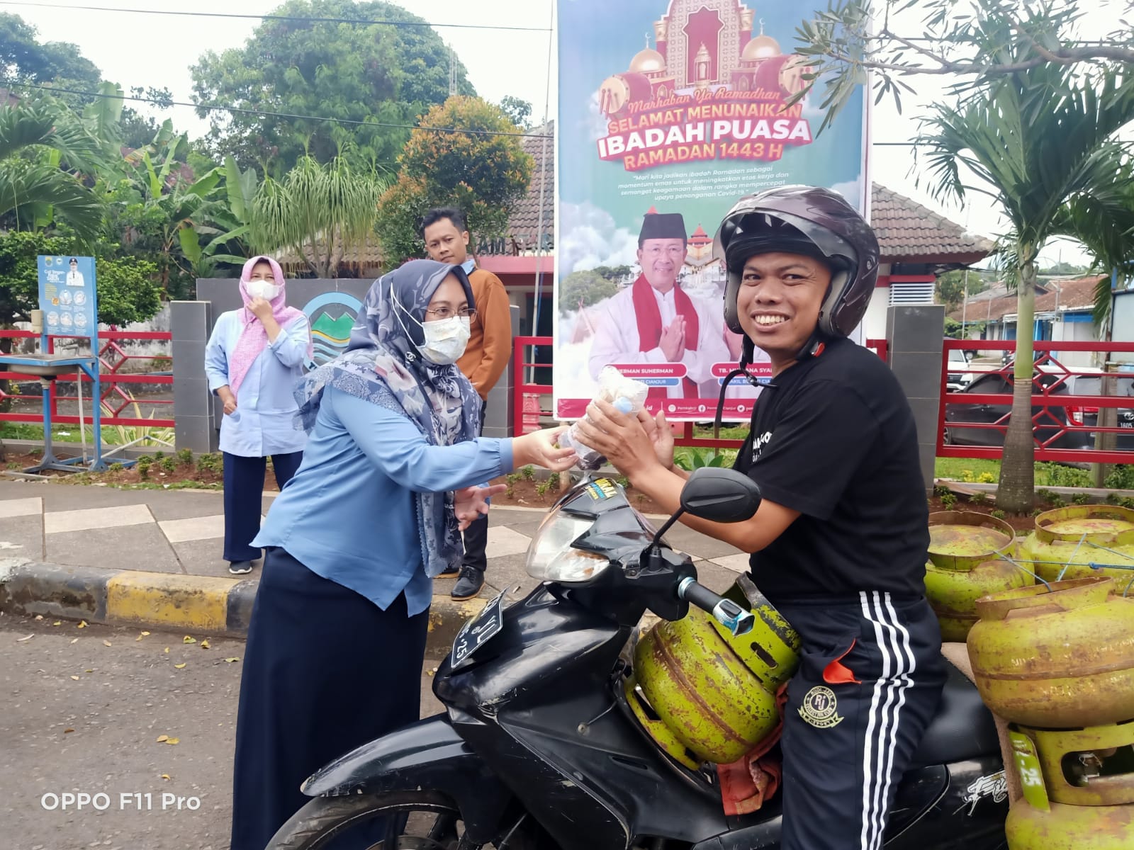 Perumdam Tirta Mukti Cianjur Bagikan Takjil ke Pengguna Jalan Siliwangi