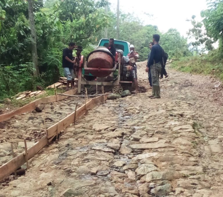 Tak Kunjung Diperbaiki, Warga di Cikalongkulon Urunan Bangun Jalan