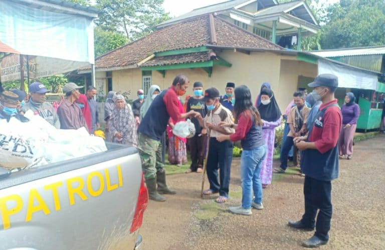 Warga Sindangresmi Takokak Dapat Sembako Murah