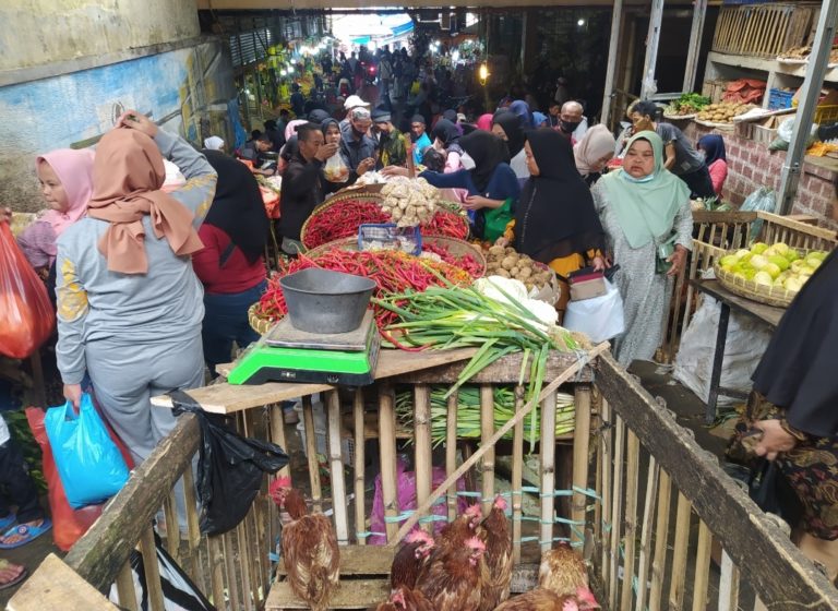 Harga Daging Ayam dan Sapi di Pasar Cipanas Masih Mahal