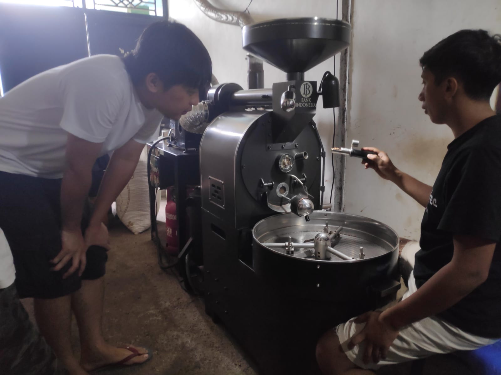 Dukung Pengembangan UMKM Kopi di Kendal, PLN Salurkan Bantuan Mesin Pengemasan Otomatis