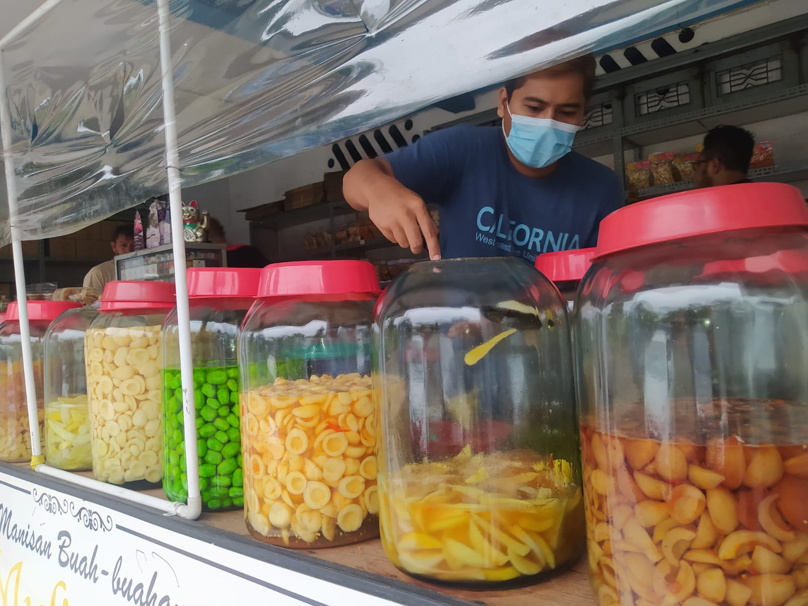 Lebaran Tahun Ini Membawa Berkah Bagi Pedagang Manisan Buah di Cianjur