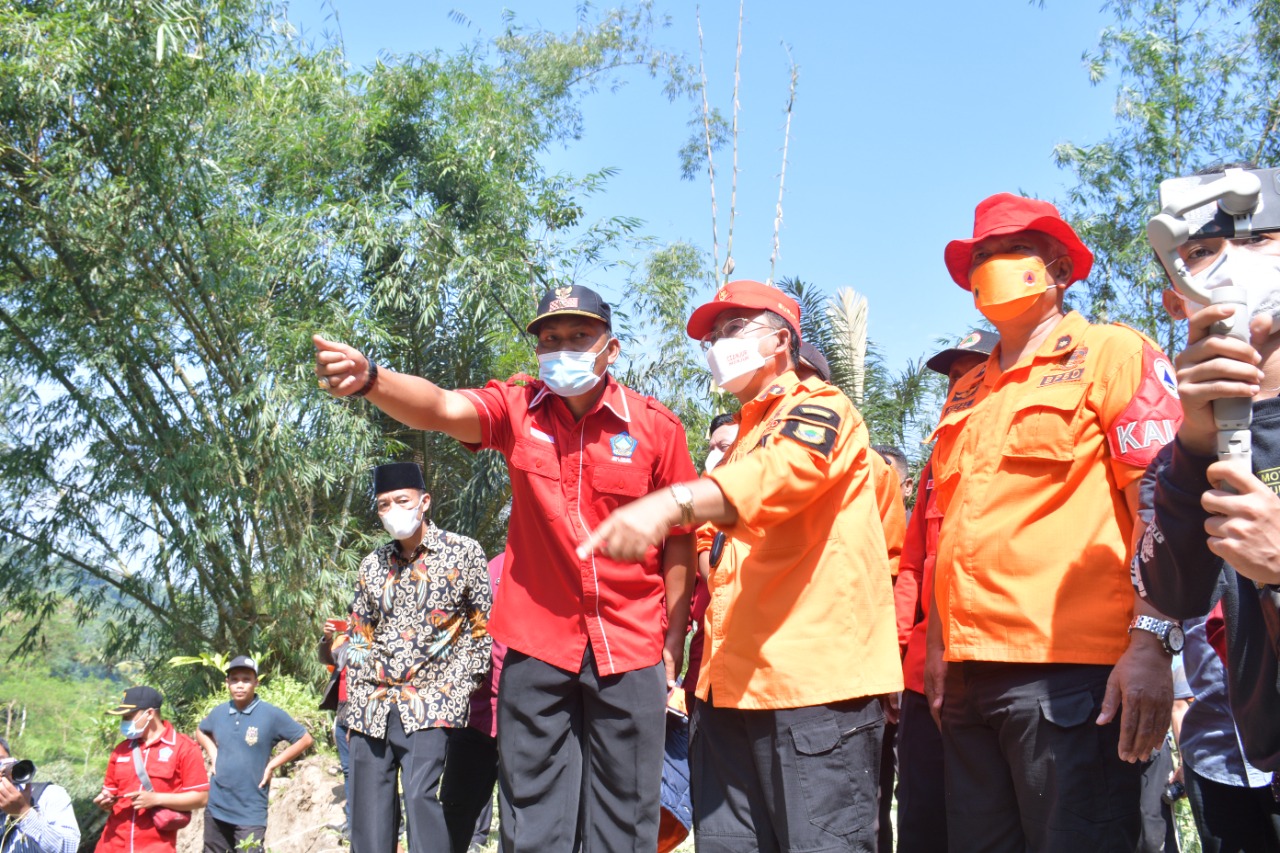 Tinjau Jembatan Cikurutug Pasirkuda yang Ambruk, Bupati: 1 Bulan Kedepan Bisa Dilewati Lagi