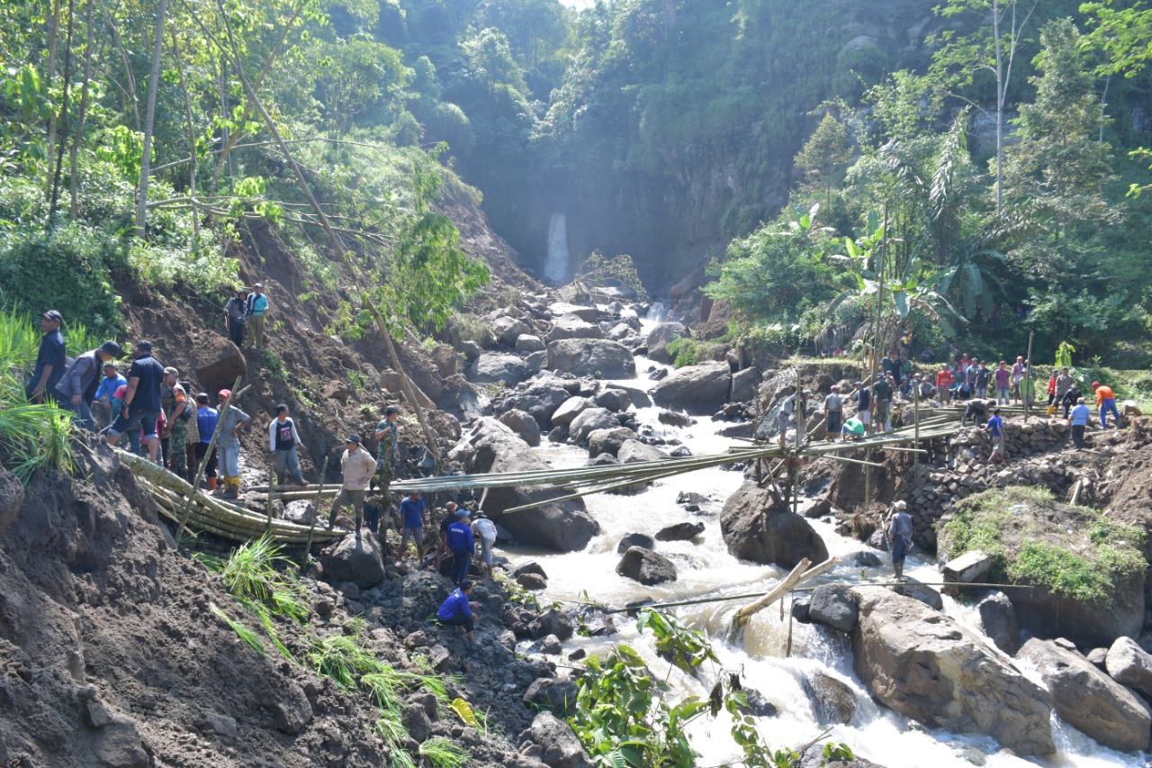 Jembatan Cikurutug Pasirkuda Ambruk, Warga Buat Jembatan Bambu Darurat