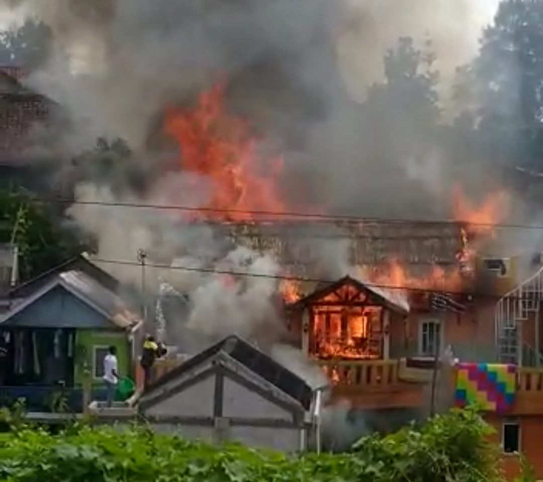 Diduga Korsleting Listrik, Rumah Warga di Cipanas Cianjur Ludes Terbakar