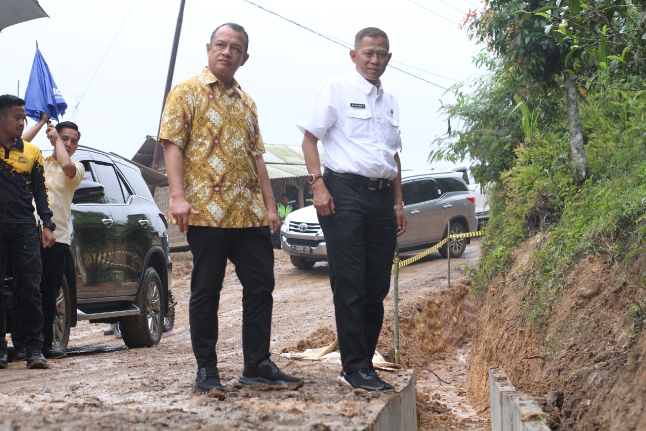 Bersama Wabup Cianjur, Budhy Setiawan Tinjau Lokasi Pembangunan Jalan di Desa Karyamukti Campaka