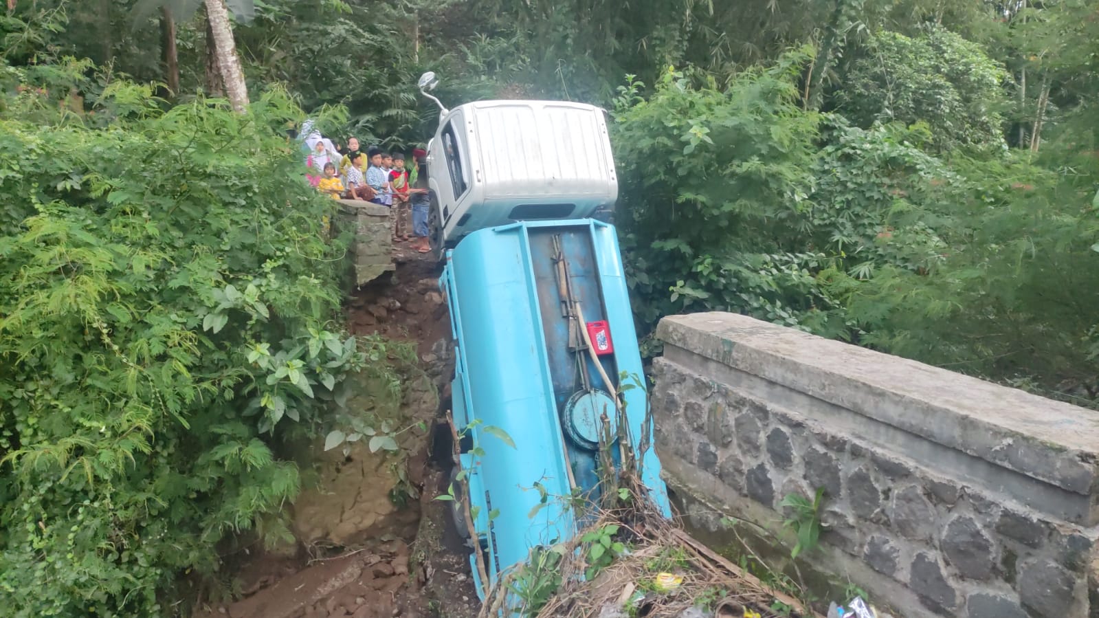 Jembatan Penghubung Dua Desa di Gekbrong Cianjur Ambruk, Truk Tangki Air Terperosok ke Dasar Sungai