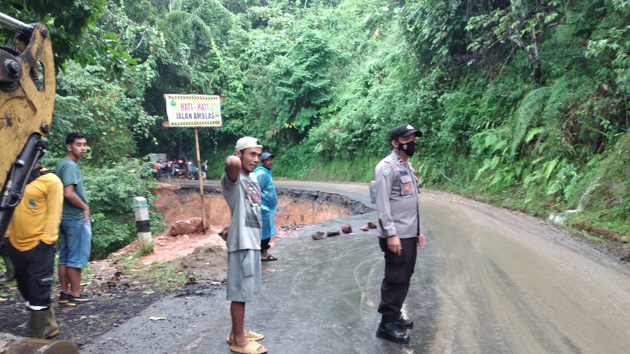 Jalan Raya Tanggeung-Sindangbarang Amblas