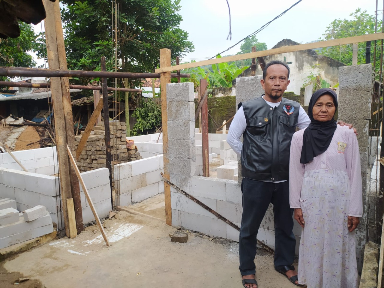 Rumah Mak Uum Warga Haurwangi Cianjur yang Ambruk Mulai Dibangun