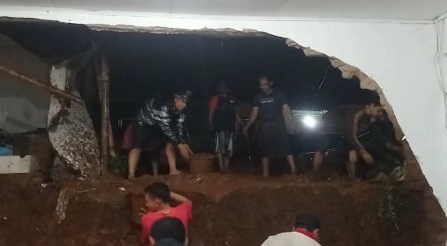 Banjir dan Angin Puting Beliung Terjang Dua Kampung di Cilaku