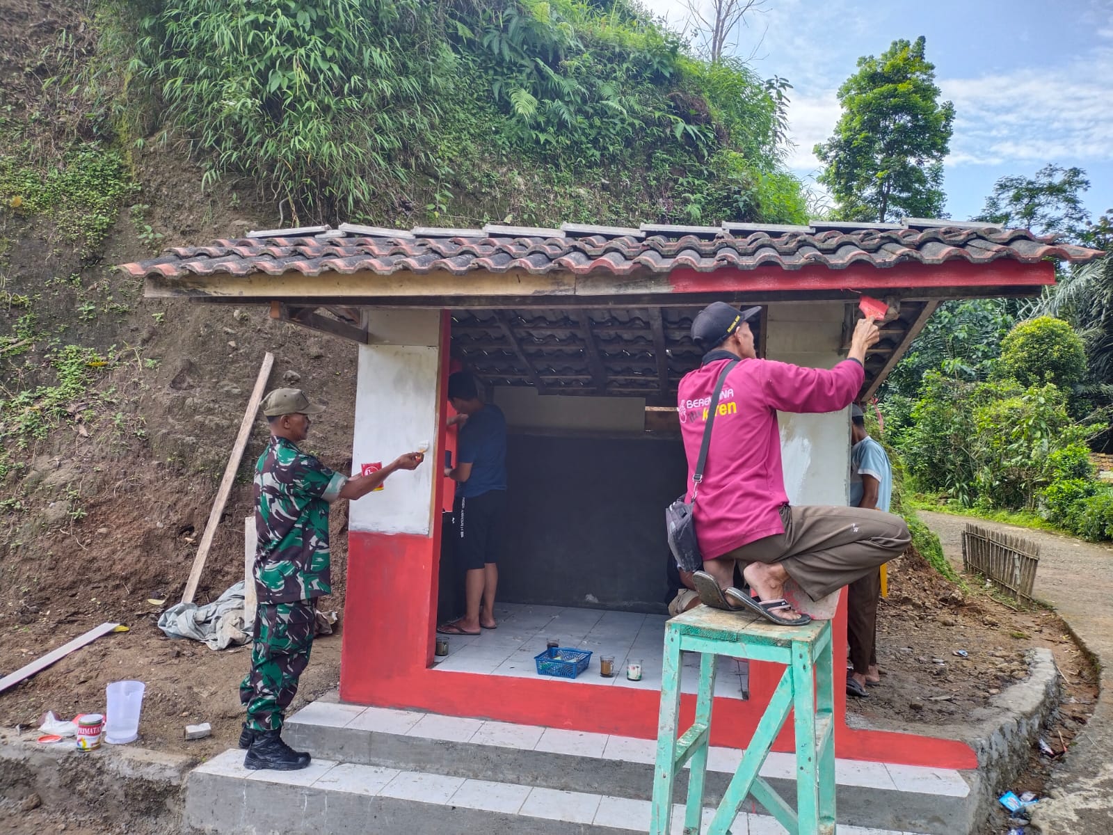 Tingkatkan Keamanan, Babinsa Koramil 0608-17/Cidaun Bersama Warga Bangun Pos Kamling