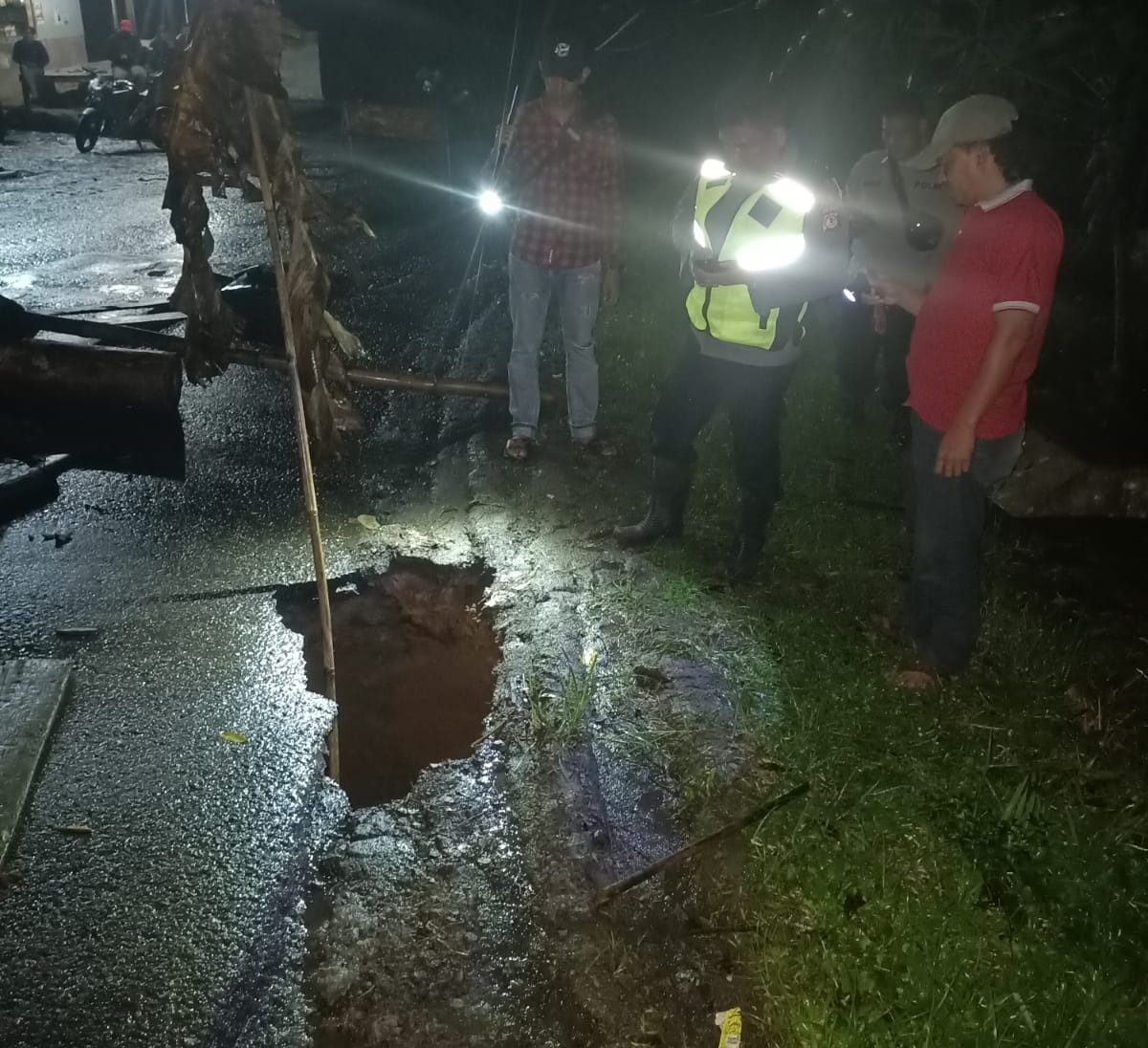 Hati-hati Badan Jalan Amblas Hingga Berlubang di Cibinong Cianjur