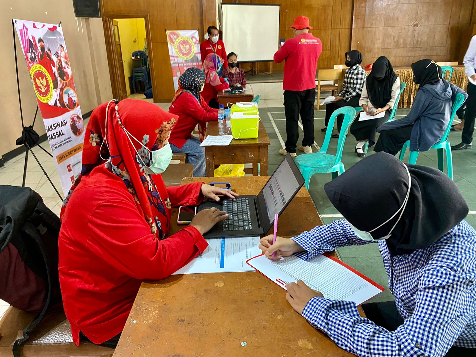 Warga Manfaatkan Momen Vaksinasi yang Digelar BIN untuk Lengkapi Syarat Lamaran Kerja