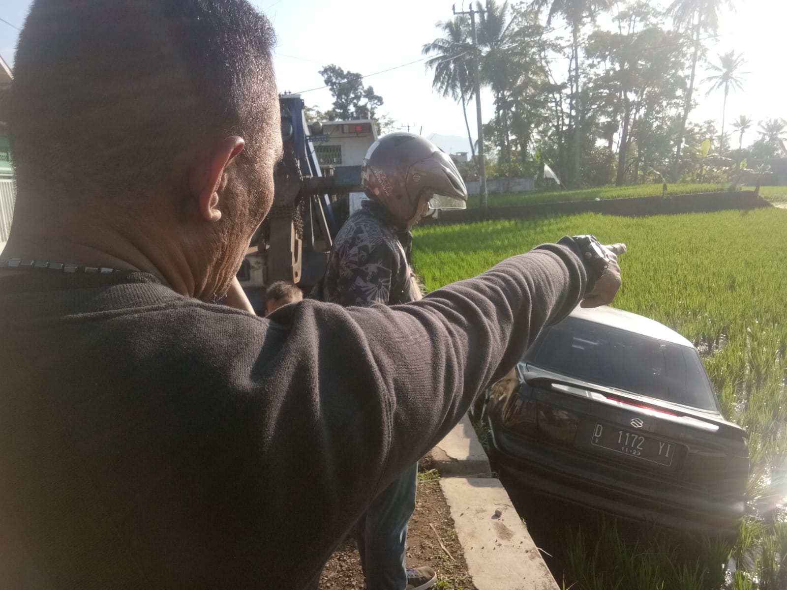 Hindari Tabrakan, Mobil Mandor Desa Mekarsari Nyungseup ke Sawah