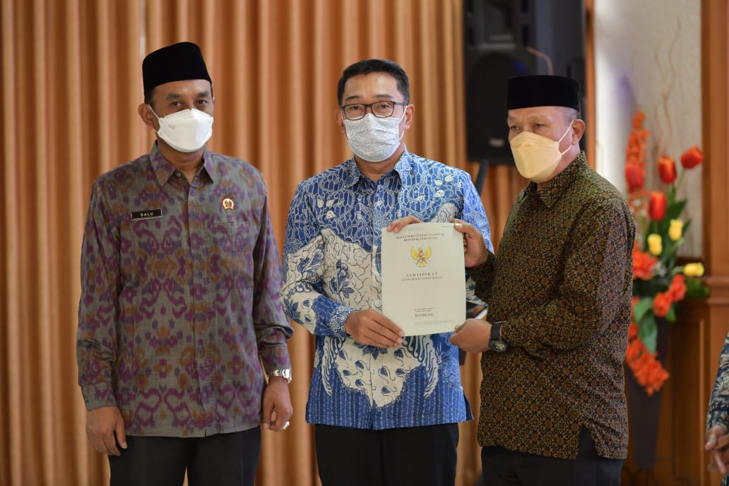 Gubernur Ridwan Kamil Serahkan 502 Sertifikat Tanah Wakaf untuk Masyarakat