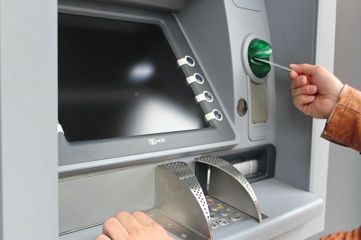 Tahun 2025 Masyarakat yang Belum Vaksin Tidak Bisa Tarik Tunai di ATM? Begini Penjelasan BI!