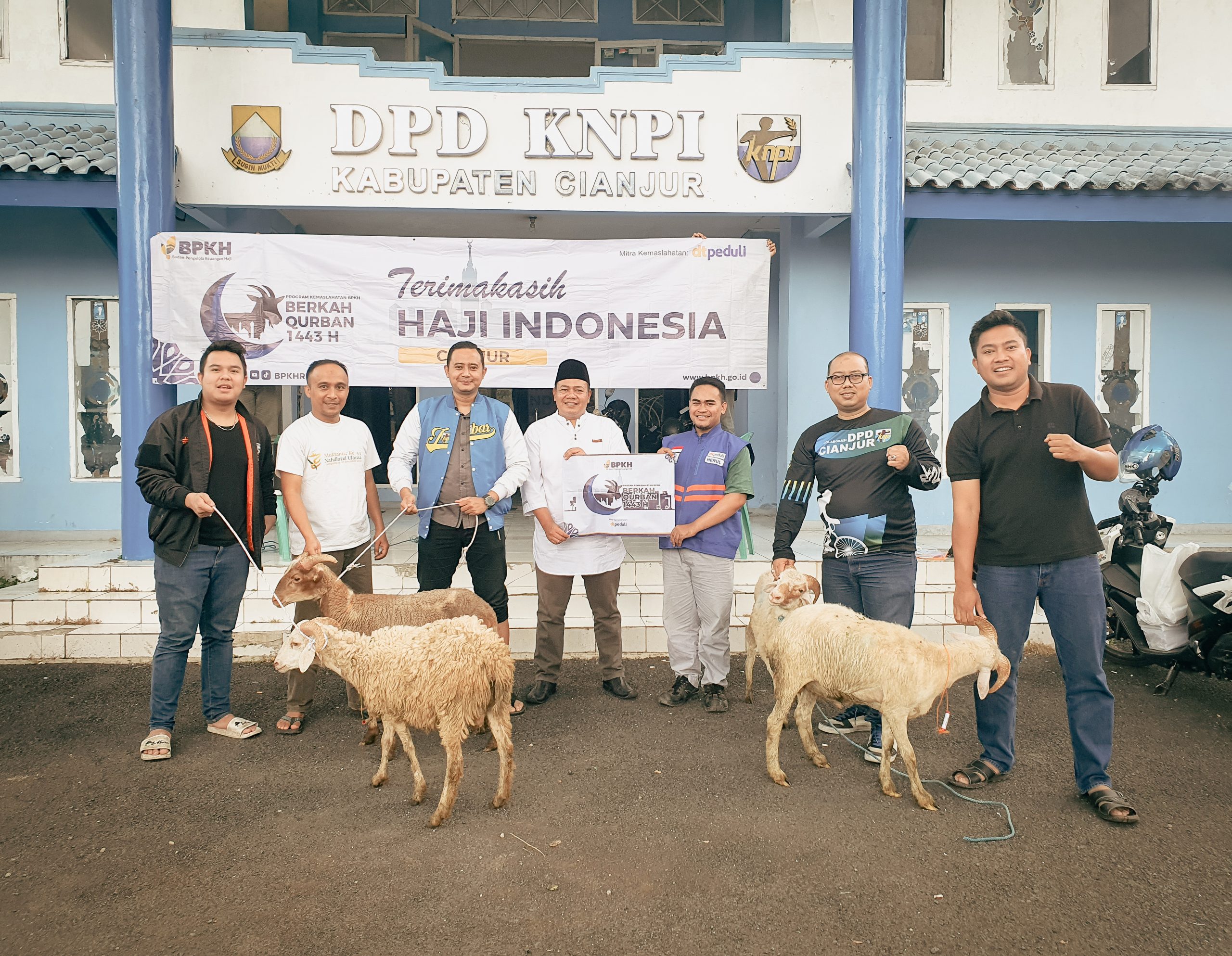 KNPI Cianjur Berbagi dan Salurkan Daging Kurban ke Masyarakat