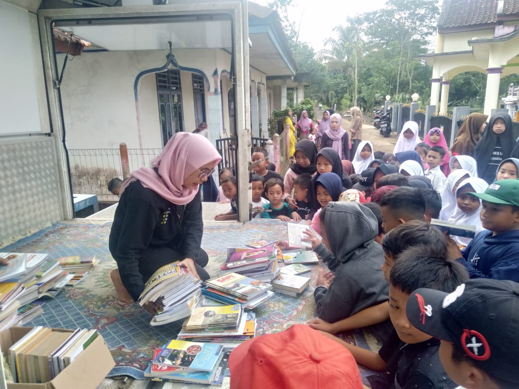 Maskara Jemput Bola Dukung Program Literasi di Desa Gelaranyar Cianjur