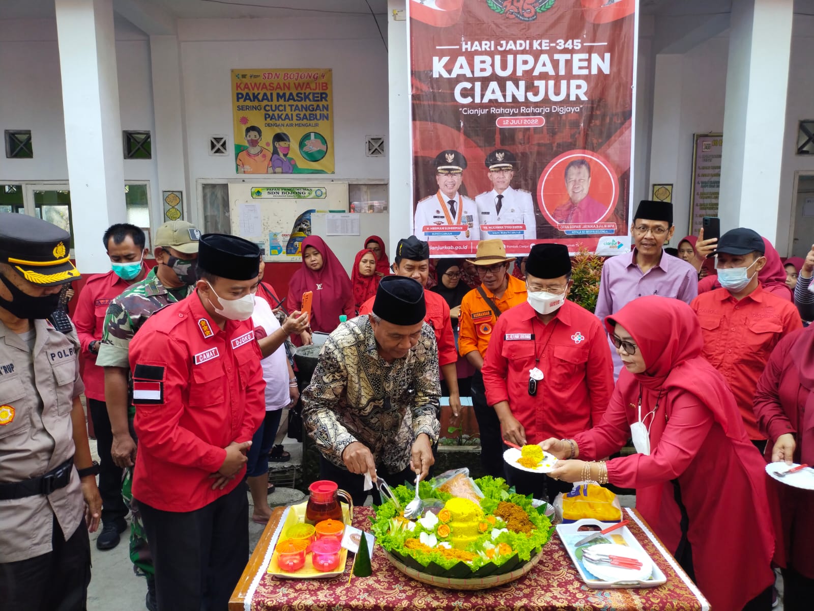 Jalan Diperbaiki, Warga Desa Bojong Syukuran Potong Tumpeng