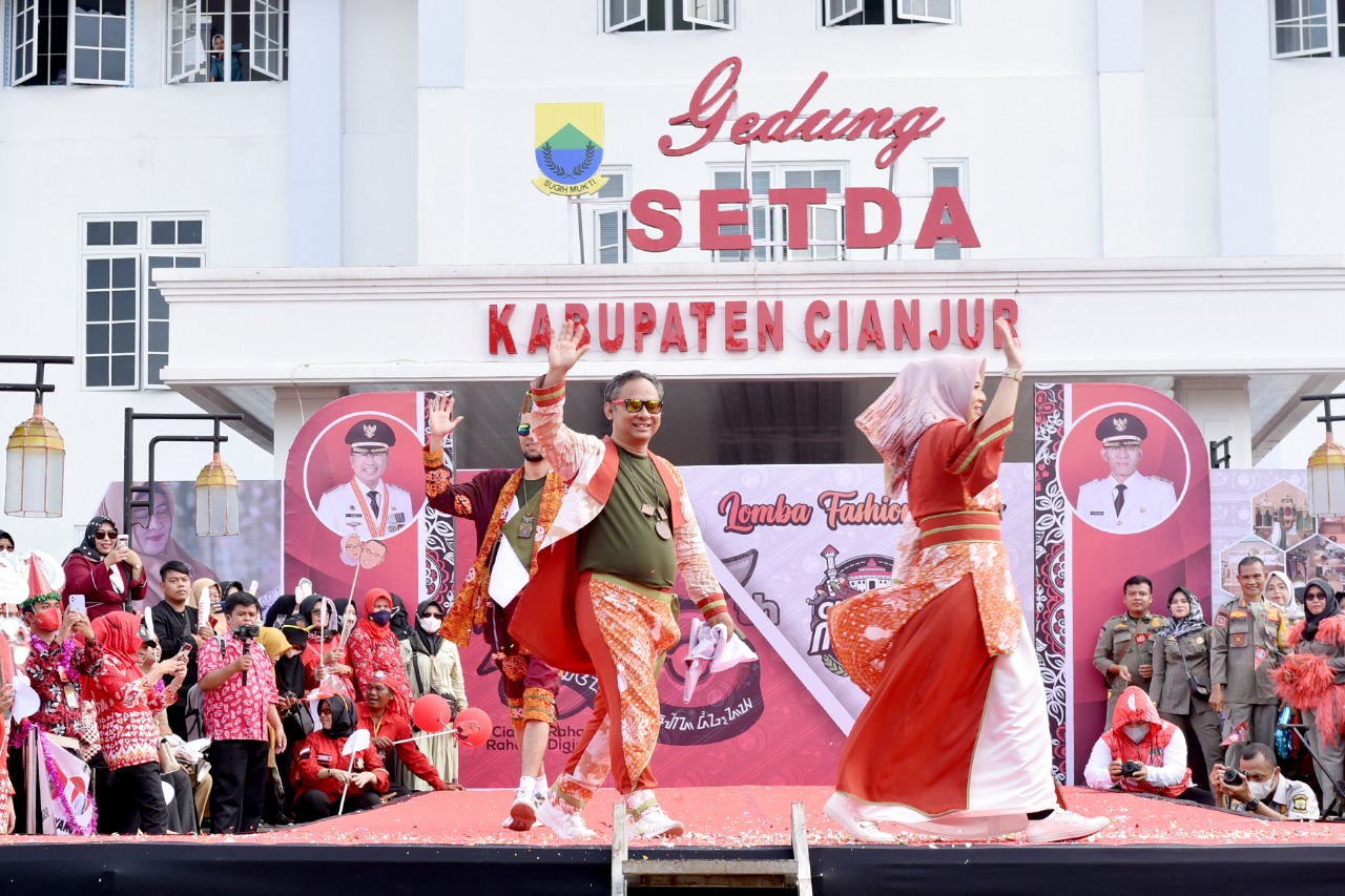 Diikuti OPD, Pemkab Gelar Fashion Show Batik Khas Cianjur