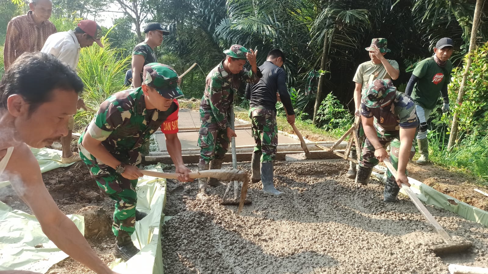 Dansatgas Turun Tangan Bantu Satgas dan Warga di Pengecoran Jalan di TMMD ke-114