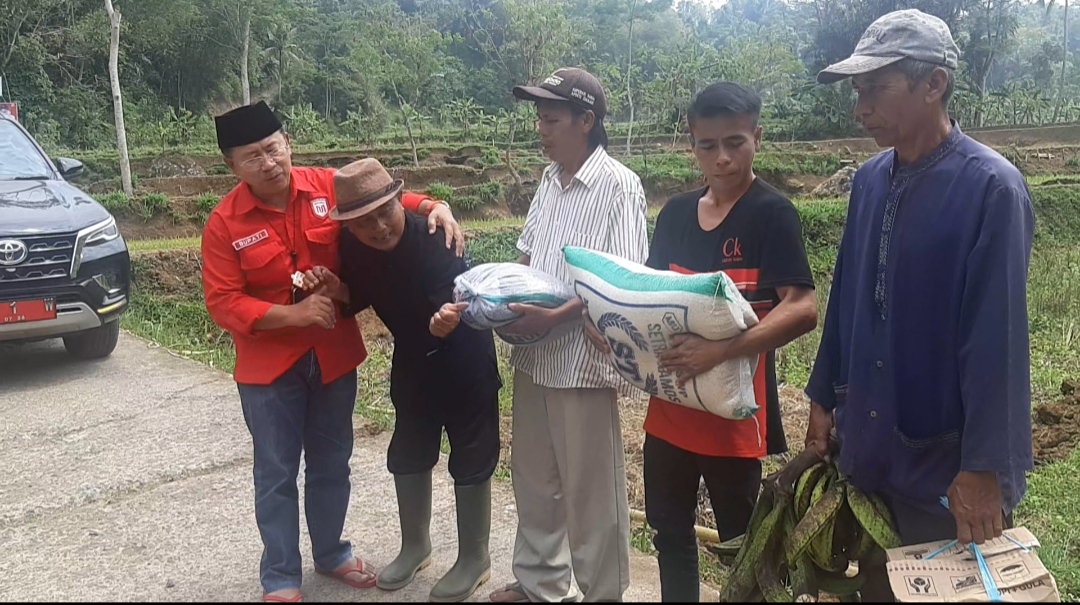 Usai Ngantor di Desa, Bupati Cianjur Terharu Dibawakan Warga Oleh-oleh Hasil Tani