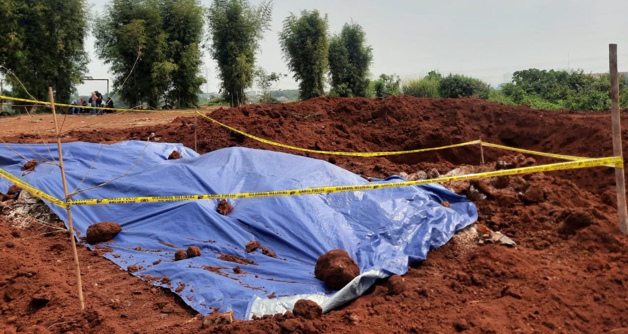 Bikin Heboh, Di Depok Ratusan Paket Sembako Bansos Ditimbun di Tanah