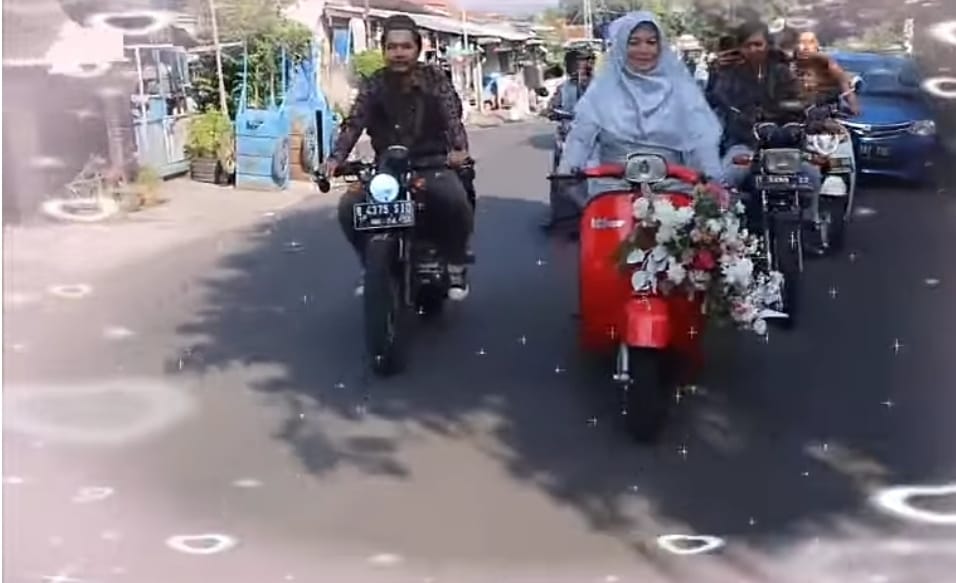 Viral, Aksi Seorang Ibu Bonceng Anaknya Ke Pelaminan Naik Vespa Jadul Bikin Haru