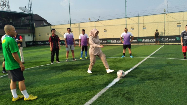 Meriahkan HUT RI ke-77, UPTD Pasar Cipanas Gelar Olahraga Bersama Bermain Sepak Bola