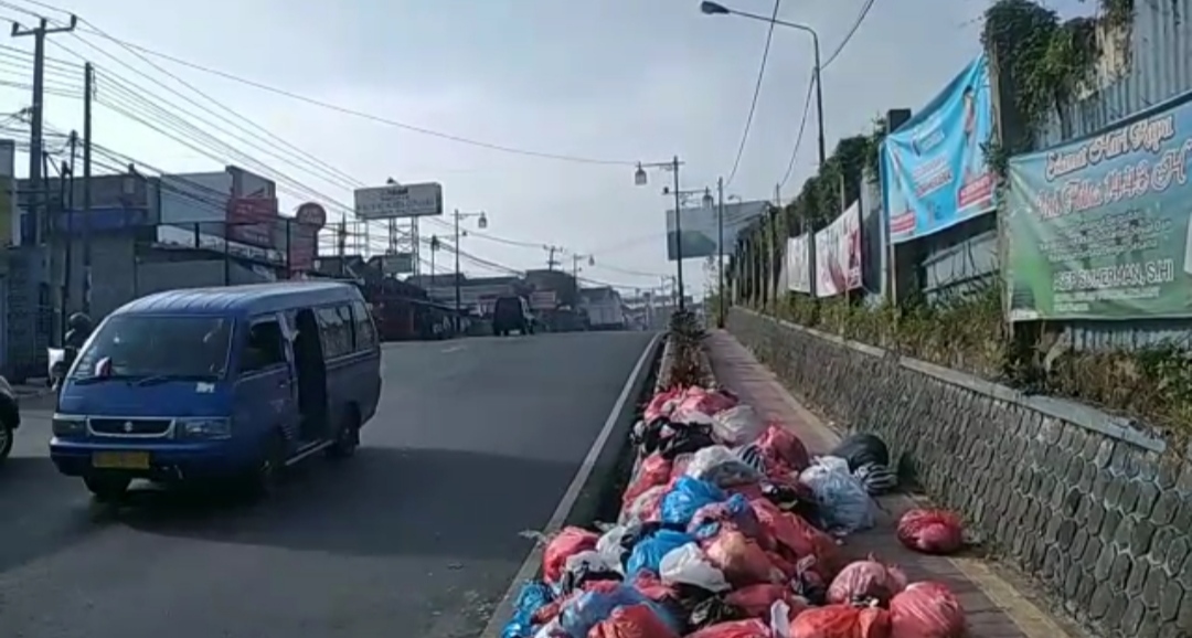 Tak Ada TPS, Sampah Menumpuk Sembarangan di Jalan Protokol Cipanas