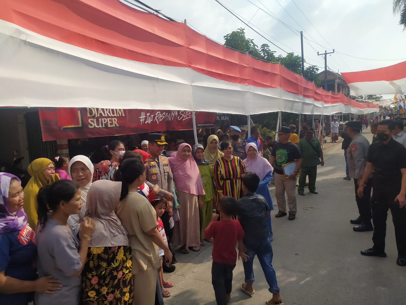 Bendera Merah Putih Sepanjang 222 Meter Terbentang di Bojongpicung Cianjur