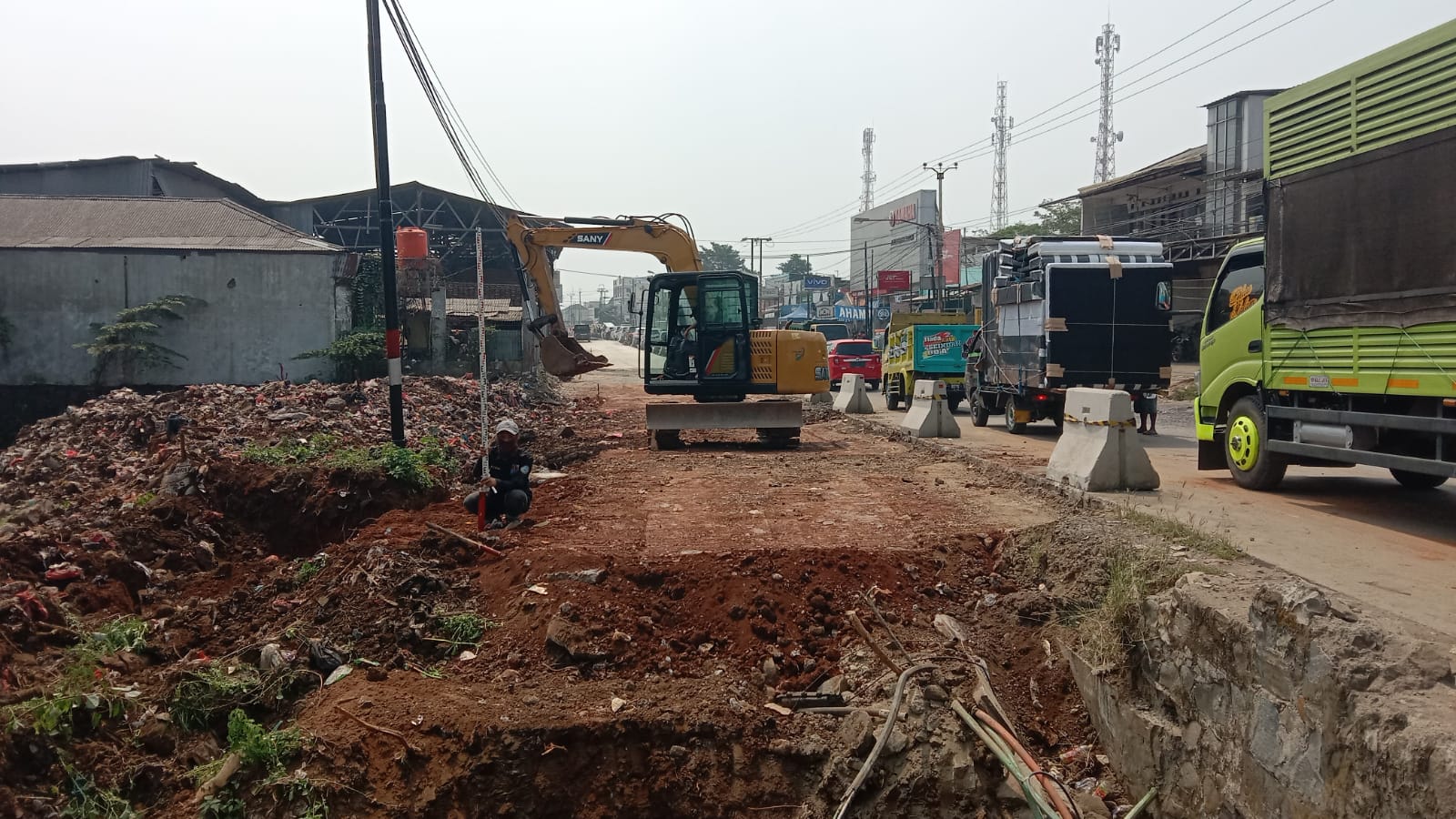 Sedang Diperbaiki, Ruas Jalan Cibarusah-Mekarmukti Tergenang Air Akibat Pipa PDAM Bocor