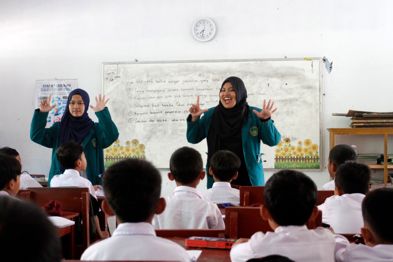 Mahasiswa Bersinergi dengan TNI Tingkatkan Kualitas Hidup di TMMD ke-114 di Desa Cibadak