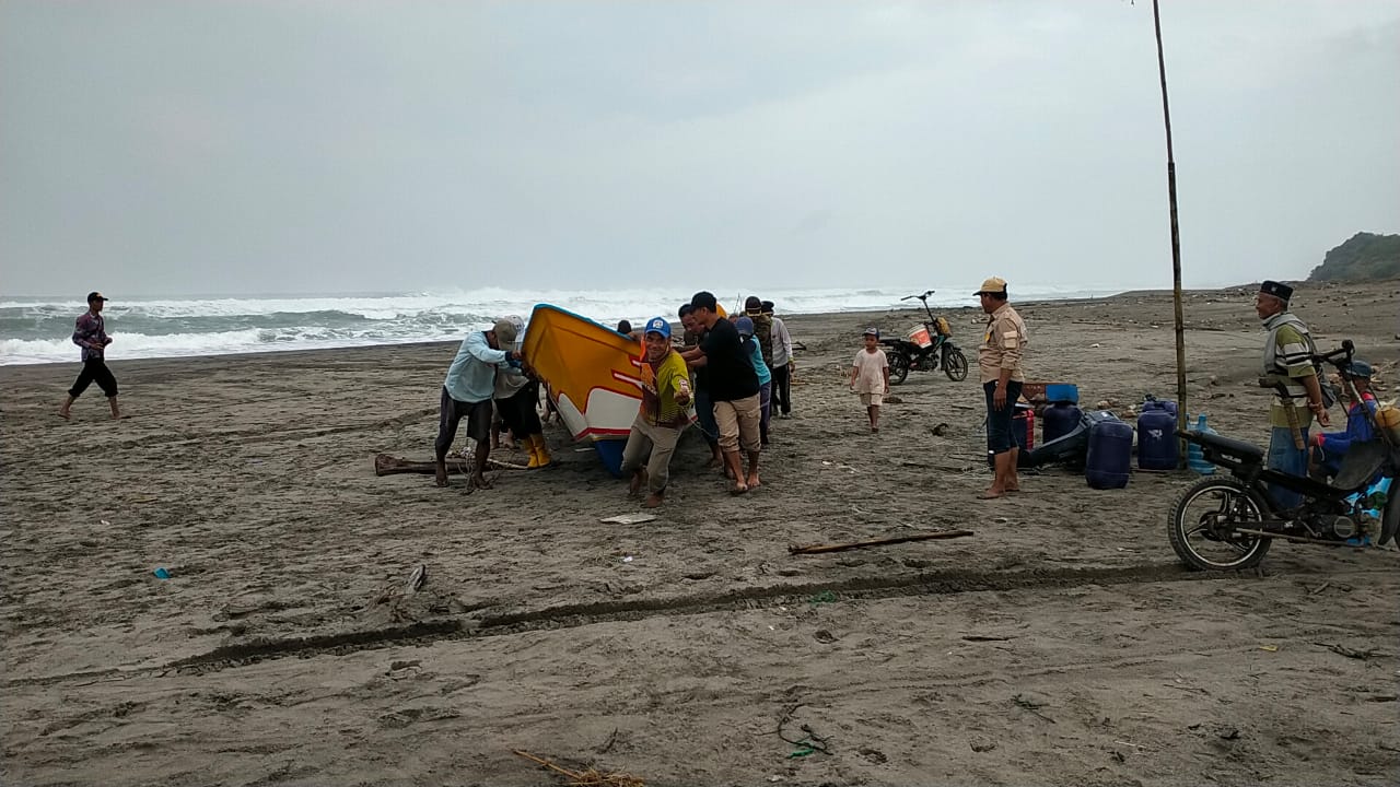 Perahu Terbelah Dihantam Ombak, Dua Nelayan Dikabarkan Hilang di Pantai Ciujung Cianjur