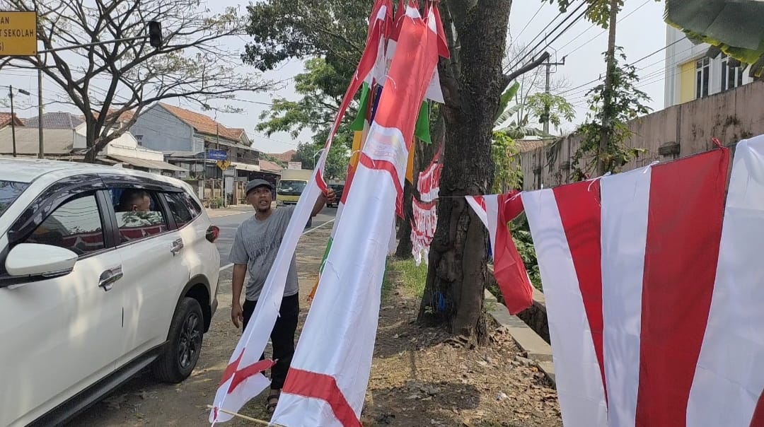 Jelang HUT RI ke-77, Penjual Pernak Pernik Bendera di Pinggir Jalan Mulai Marak