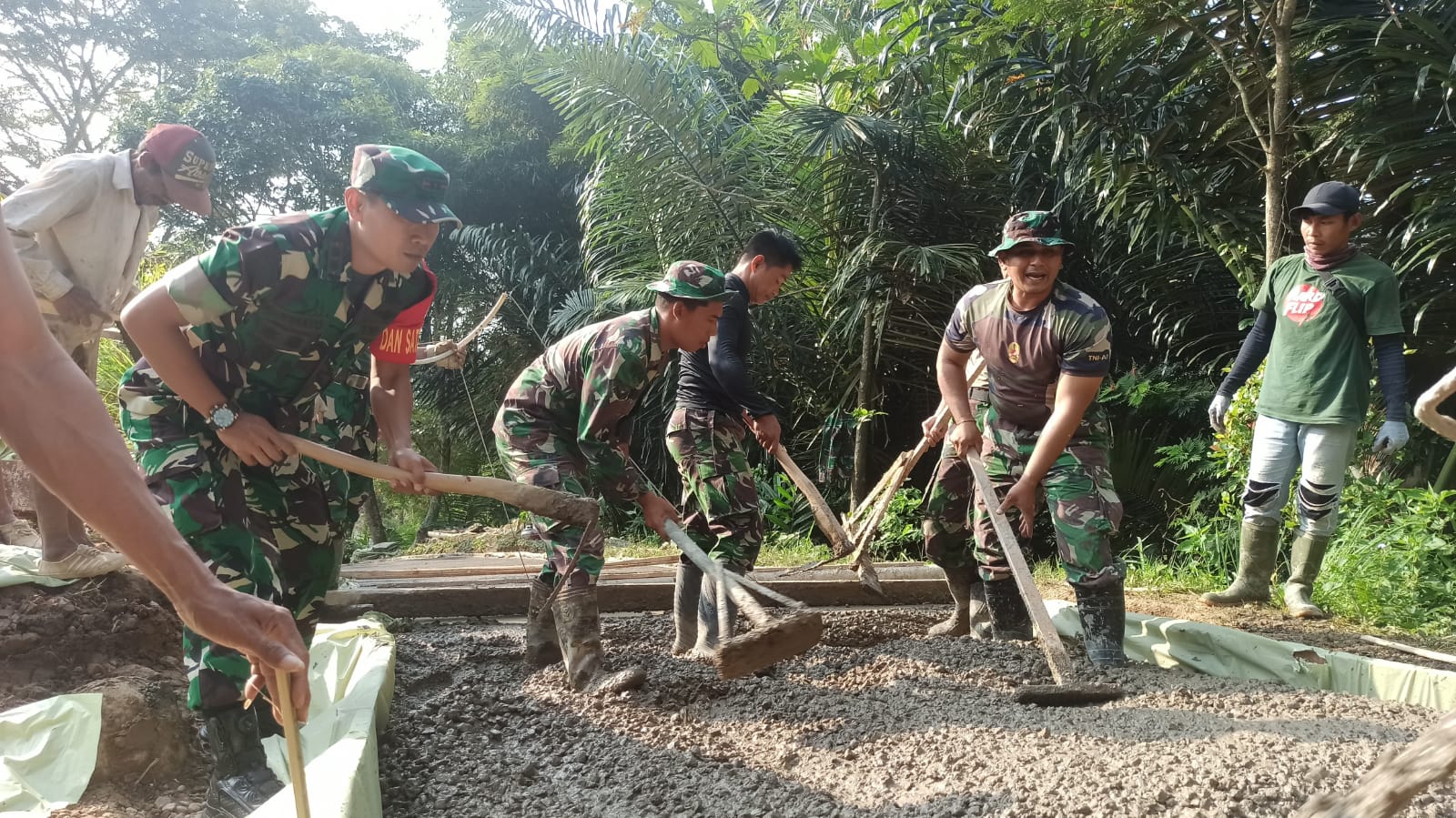 Tak Kenal Lelah Dandim 0608/Cianjur Letkol Arm Haryanto Terjun Langsung Bantu Satgas dan Warga Ngecor Jalan Pr