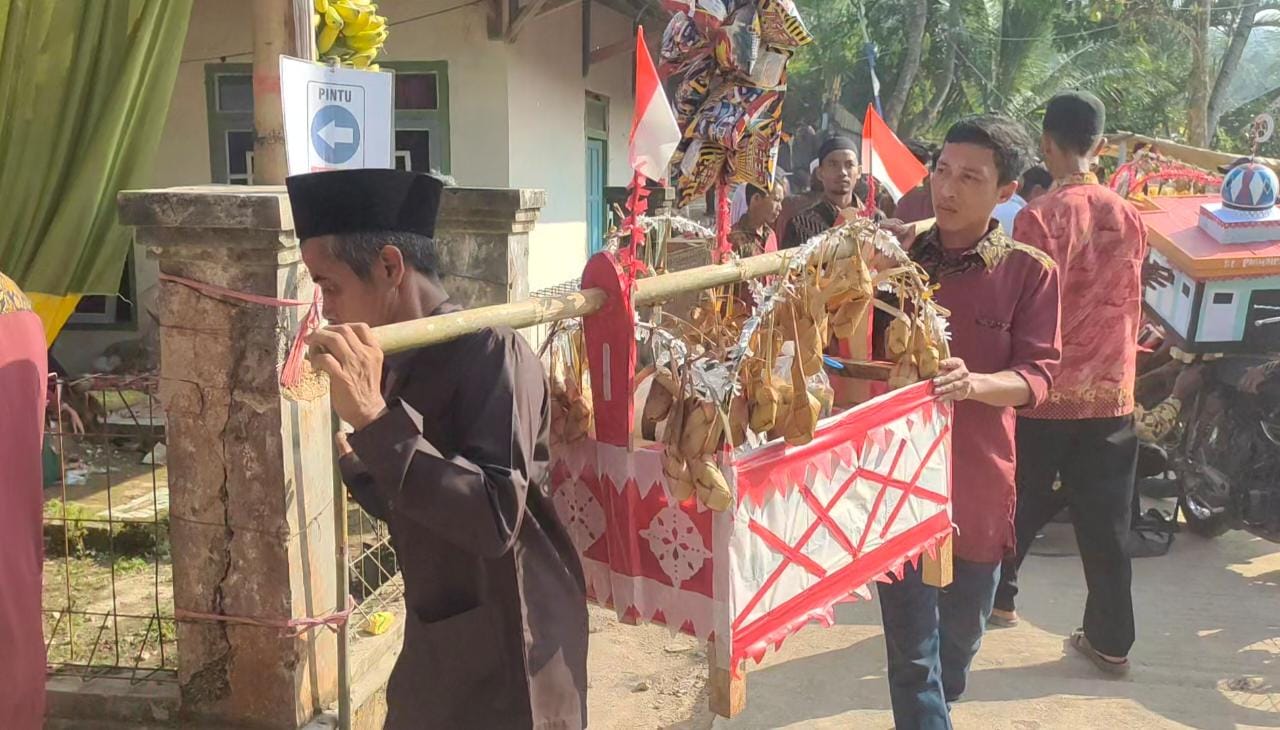 Iringan  'Dongdang' Hiasi Peresmian Masjid di Takokak