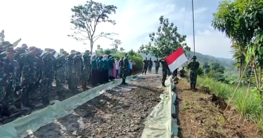 Peringati HUT RI ke-77, Anggota TNI dan Warga Cibadak Cianjur Kibarkan Bendera Merah Putih di Lokasi TMMD