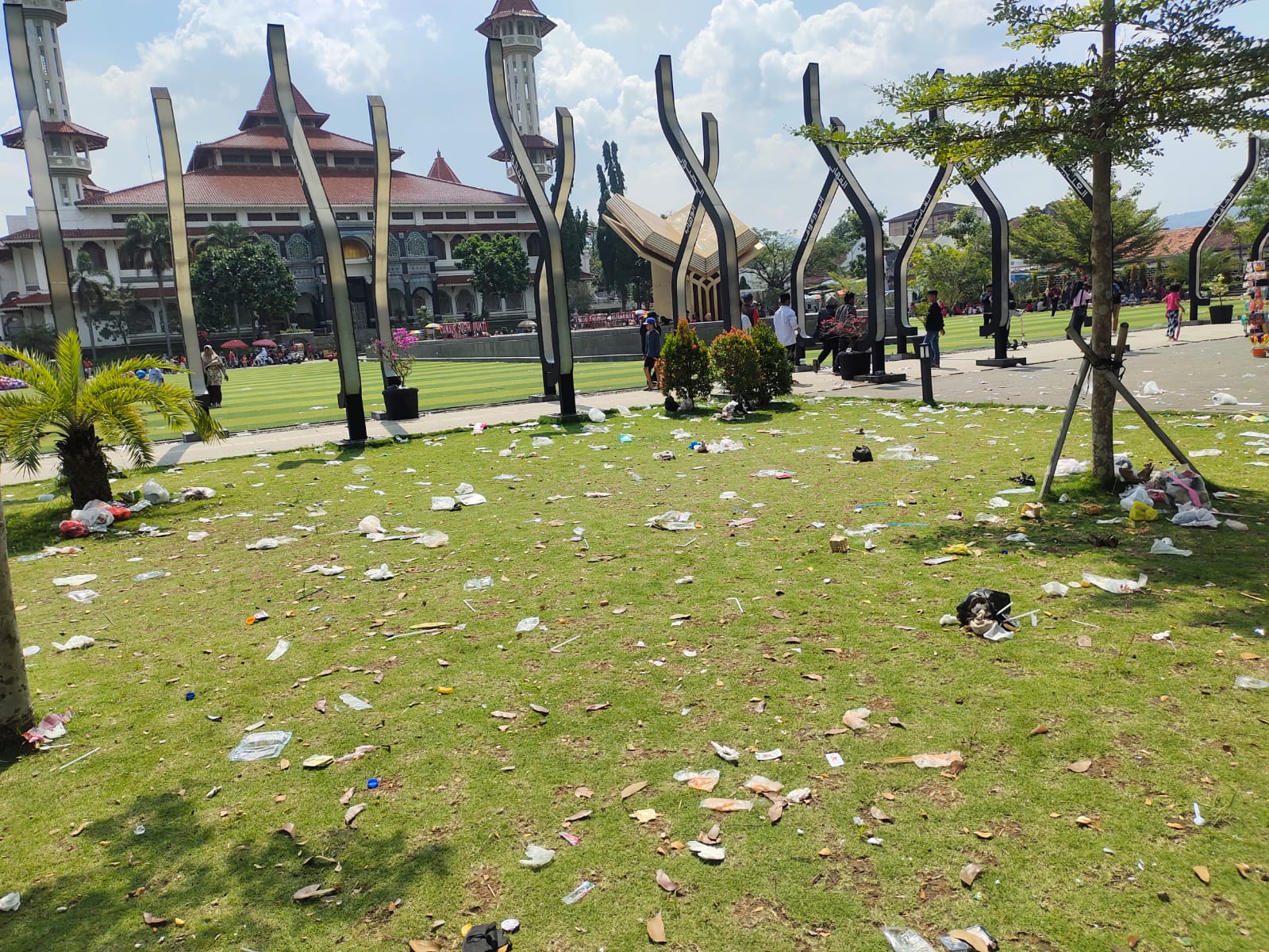 Usai Helaran Budaya, Pemandangan Sampah Berserakan Tampak di Taman Alun-alun Cianjur