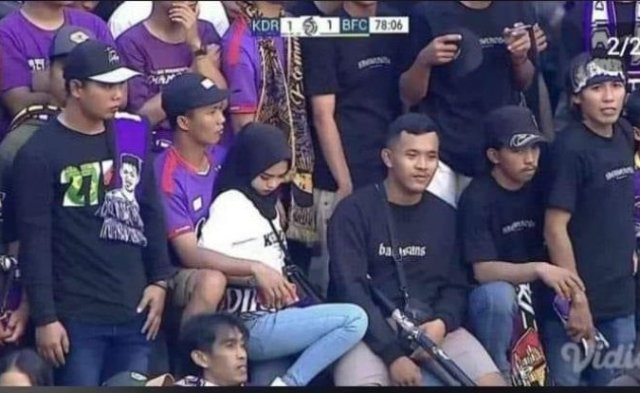 Viral! Kisah Pilu Seorang Pria Saat Sang Kekasih Tertangkap Kamera Nonton Bola dengan Pria Lain