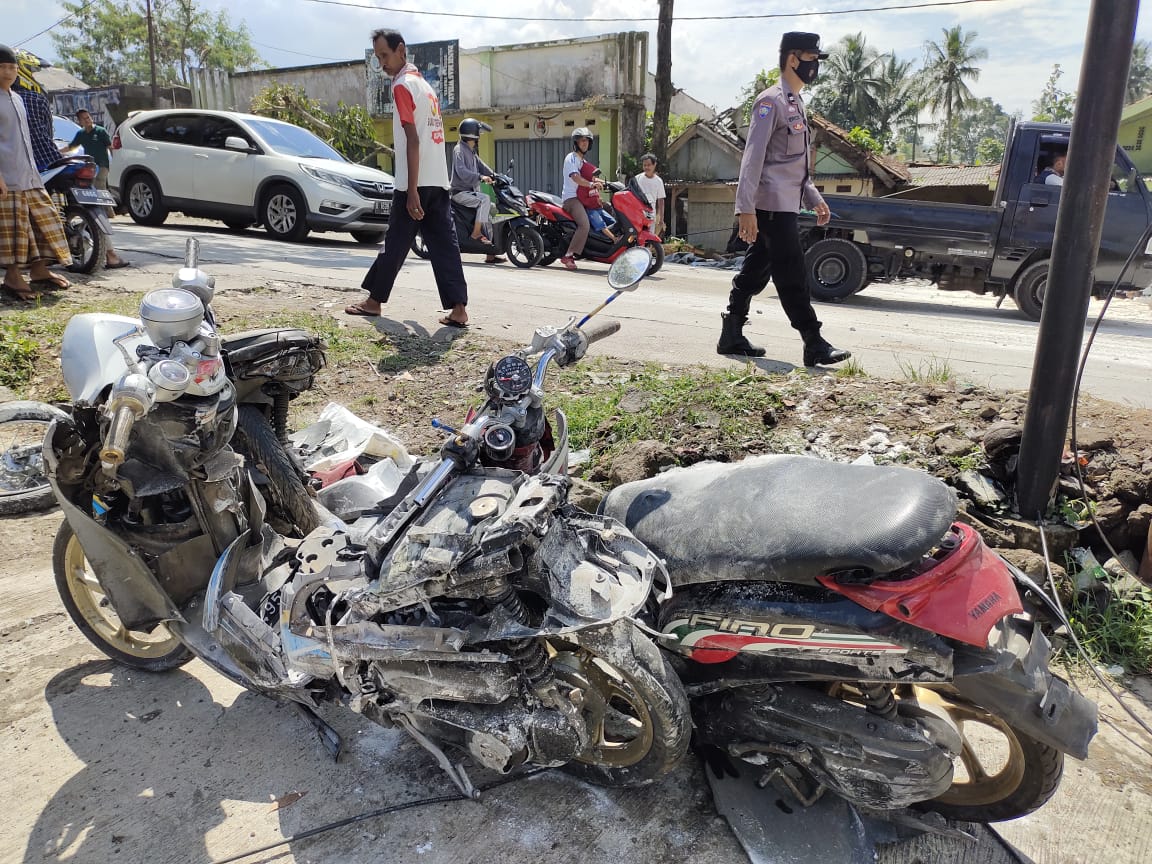 Kecelakaan Maut di Gekbrong Cianjur, Truk Pengangkut Tepung Terigu Terguling Usai Tabrak Motor dan Mobil