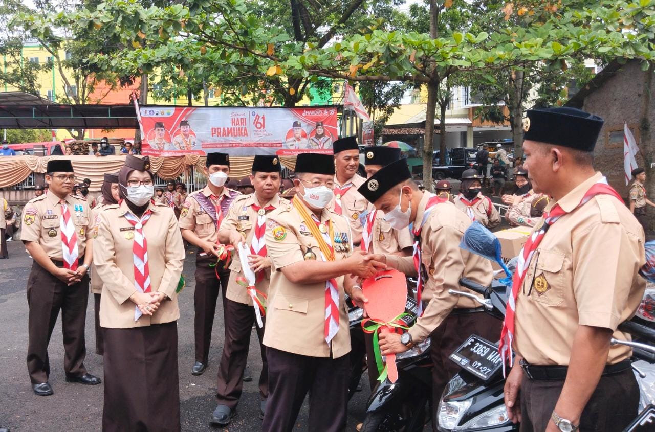 Hari Pramuka ke-61, Bupati Cianjur Bagikan Motor Operasional ke Kwarran