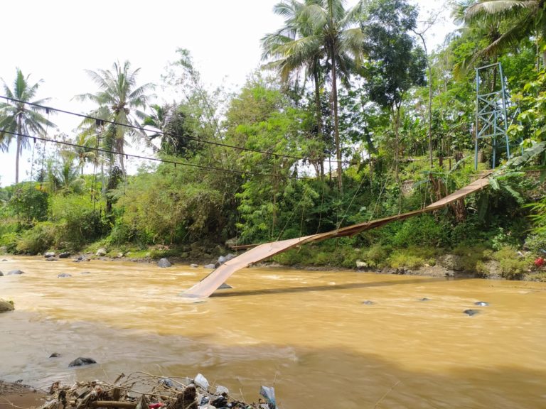 Jembatan Gantung Penghubung Dua Desa di Cibeber Cianjur Ambruk